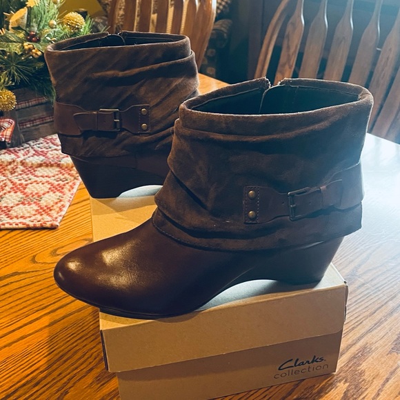 Clarks 2.25” Leather wedge boots w/ suede trim side zip in Sz 10M. Comfy & NICE - Picture 2 of 5